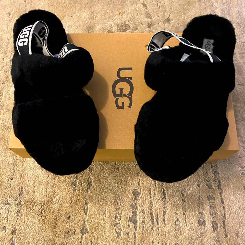 Black and white Ugg Oh Yeah slides